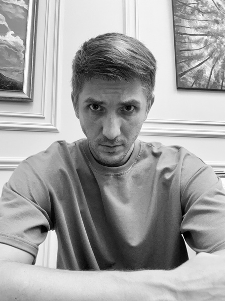 Автор книг, новелл, рассказов.
Писатель-Фантаст