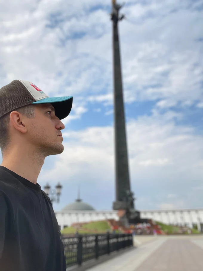 Автор книг, новелл, рассказов.
Писатель-Фантаст